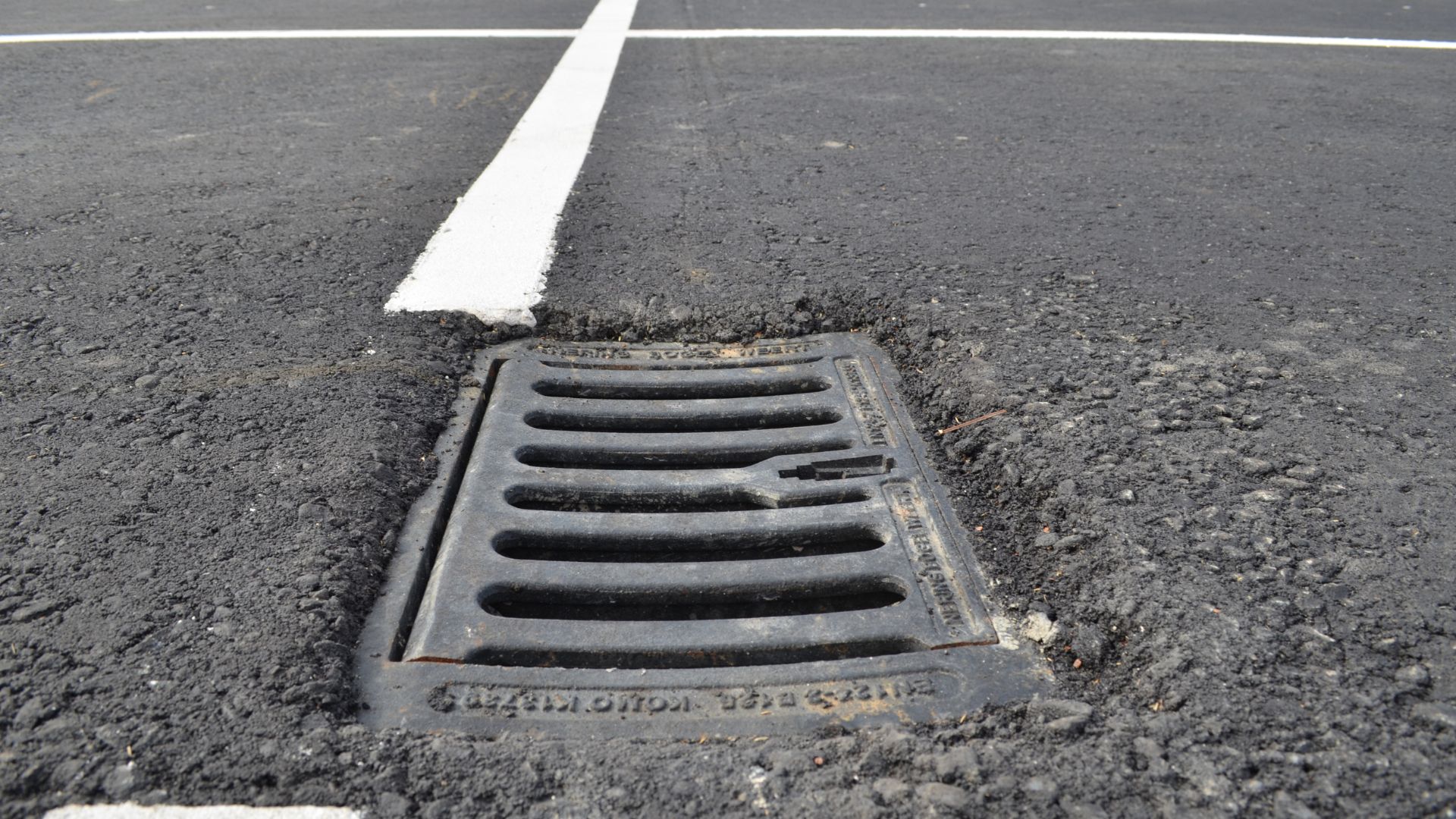 Parkeerplaats, rioolputje